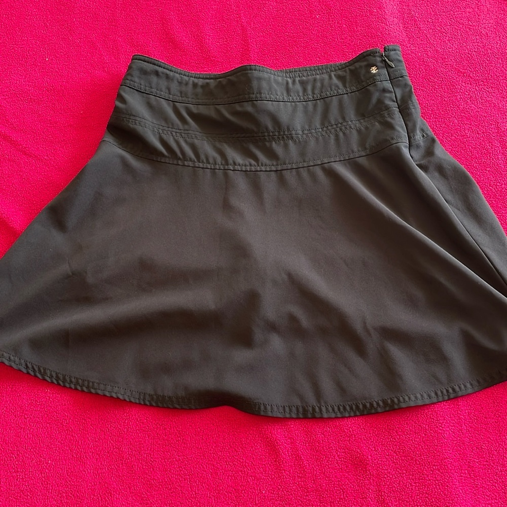 Black Izod sz 4 skort. flares out , light weight  and has built in shorts